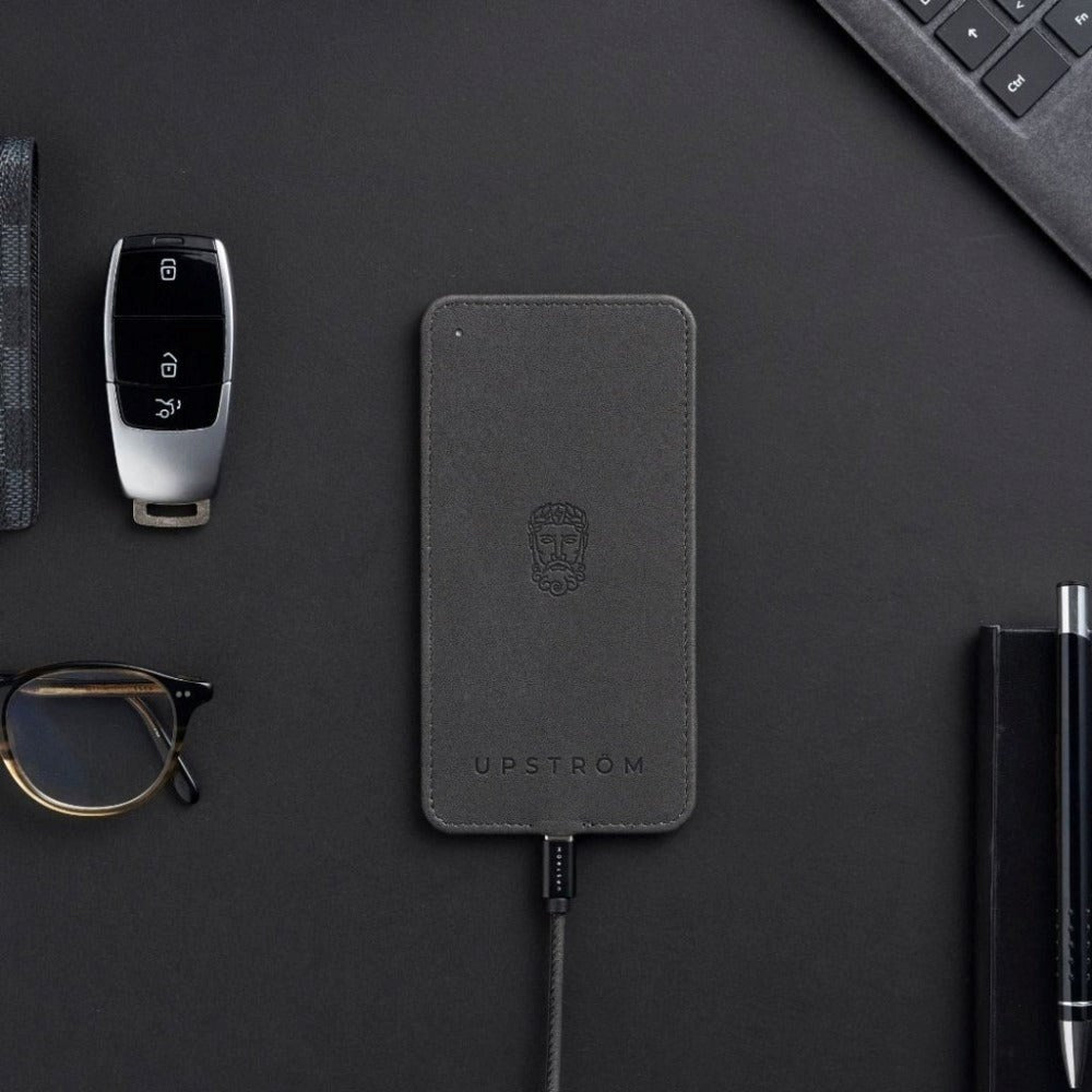 UPSTRÖM LÄDER Fast Qi Trådlös Laddare 10W - Veganskt Läder - Svart