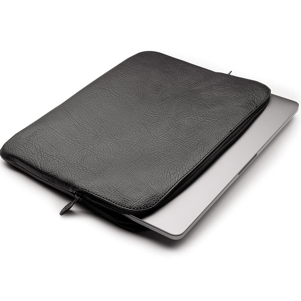 Trunk Veganskt Läder Sleeve till Macbook 13" (30,5 x 22 x 2 cm) - Black Apple Peel