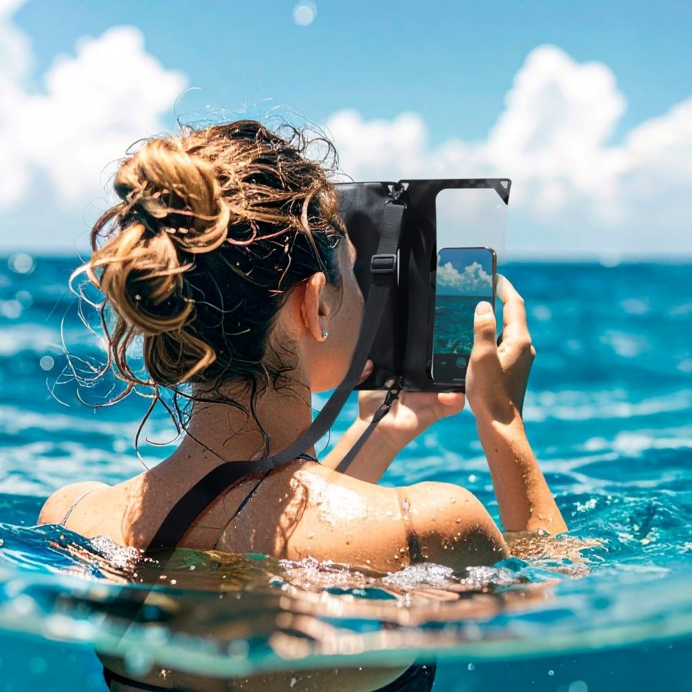 Spigen Aqua Shield 2-i-1 Vattentätt Etui med Rem - Svart / Genomskinlig