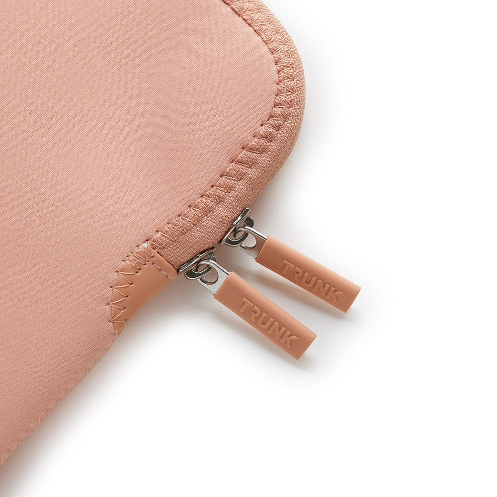 Trunk Neoprene Sleeve för MacBook 15" (34 x 23.5 x 1 cm) - Coral Pearl