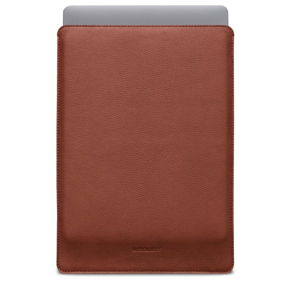 Woolnut MacBook Pro 16" M4 / M3 / M2 / M1 (2024 - 2021) Äkta Läder Folio Sleeve - 27.5 x 37.5 cm - Brun