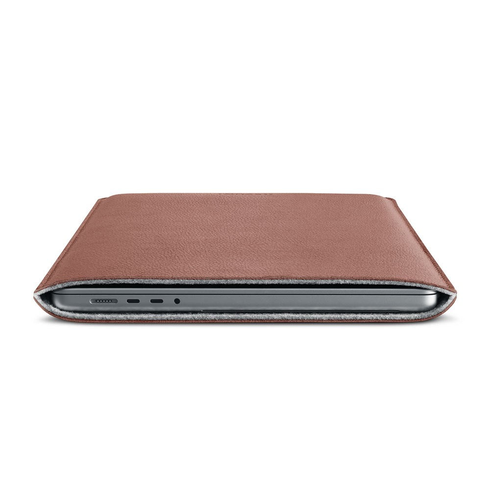 Woolnut MacBook Pro 16" M4 / M3 / M2 / M1 (2024 - 2021) Äkta Läder Folio Sleeve - 27.5 x 37.5 cm - Brun