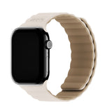 Apple Watch (42/44/SE/45/46/49mm) Holdit Silicone Magnet Klockarmband - Ljusbeige / Beige
