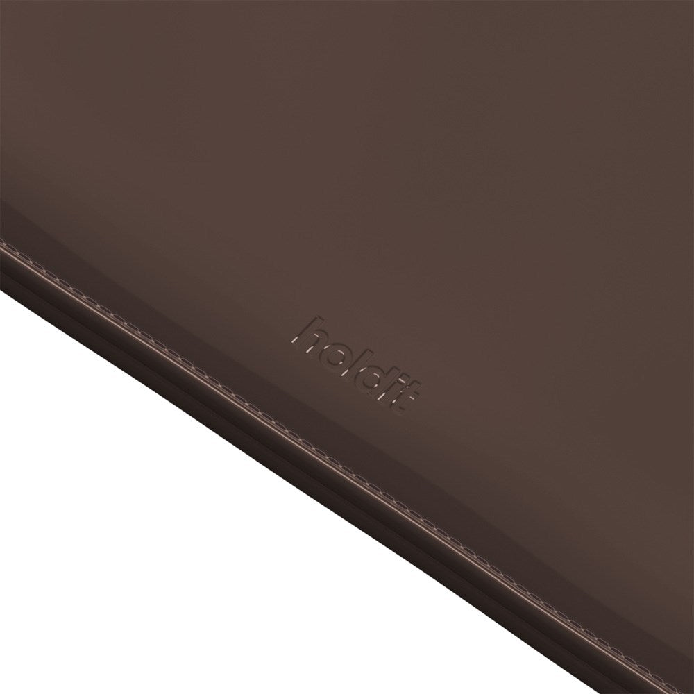 Holdit Lackläder Sleeve för MacBook / Laptop 14" (34,2 x 24,2 cm) - Chocolate