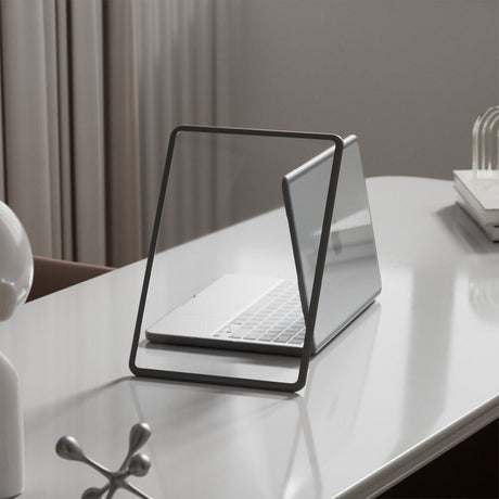 MacBook Neo 13 A18 Pro (2026) 4smarts Fodral med Stötdämpande Kanter - Genomskinlig / Svart