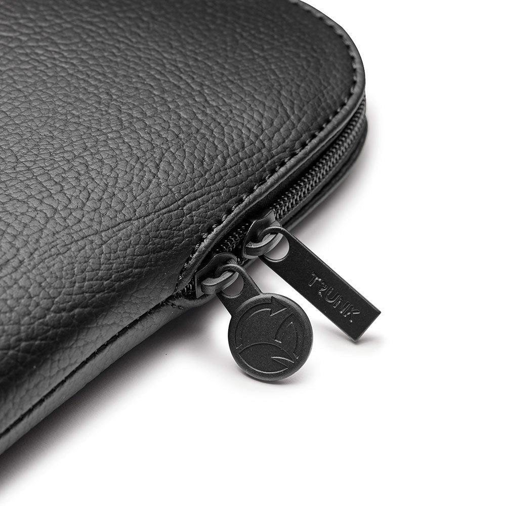 Trunk Veganskt Läder Sleeve till Macbook 13" (30,5 x 22 x 2 cm) - Black Apple Peel