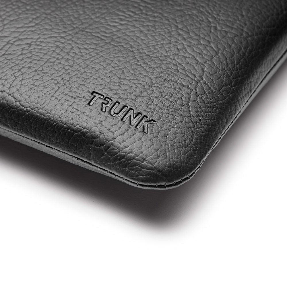 Trunk Veganskt Läder Sleeve till Macbook 13" (30,5 x 22 x 2 cm) - Black Apple Peel