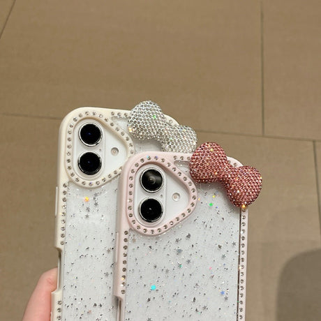 EIDERWOOD iPhone 16 Hybrid Skal med 3D Rosett och Strass - Genomskinlig / Vit