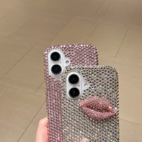 EIDERWOOD iPhone 16 Hybrid Skal med Strass & 3D Kyssmunn - Vit
