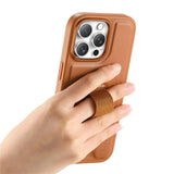 iPhone 13 Pro Hård Plast Skal m. Konstläder Baksida & Fingerrem - MagSafe Kompatibel - Brun