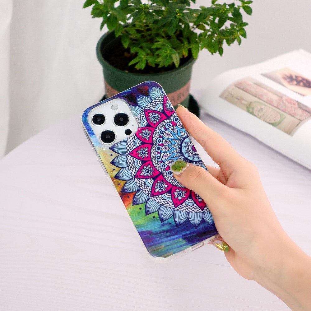 iPhone 15 Pro Självlysande Flexibelt Skal av Plast med Tryck - Mandala Blomma