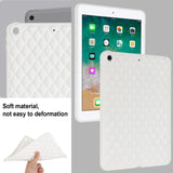 iPad 9.7 (2018-2017) / iPad Air 2 Flexibelt Plast Skal - Rhombe Design - Vit