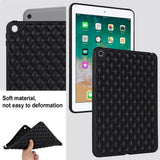 iPad 9.7 (2018-2017) / iPad Air 2 Flexibelt Plast Skal - Rhombe Design - Svart