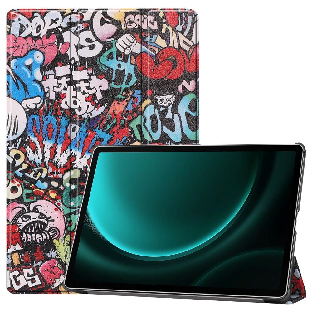 Samsung Galaxy Tab S9 FE+ (Plus) Tri-Fold Konstläder Fodral med Pennhållare - Graffiti