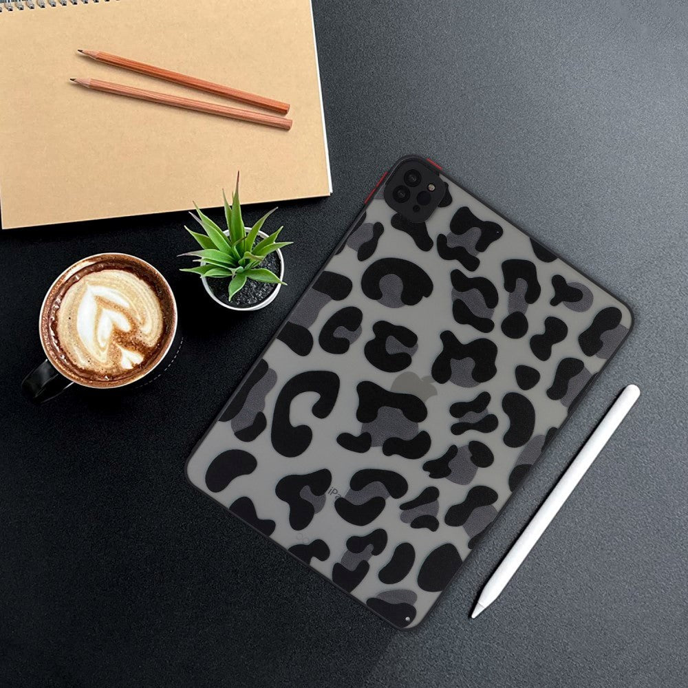 iPad Pro 11" (2022 / 2021 / 2020) Flexibelt Plast Skal - Matt Transparent / Leopardprickar