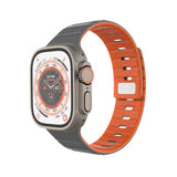 Apple Watch (42/44/SE/45/46/49mm) Fixed Magnetiskt Silikonarmband - Grå / Orange