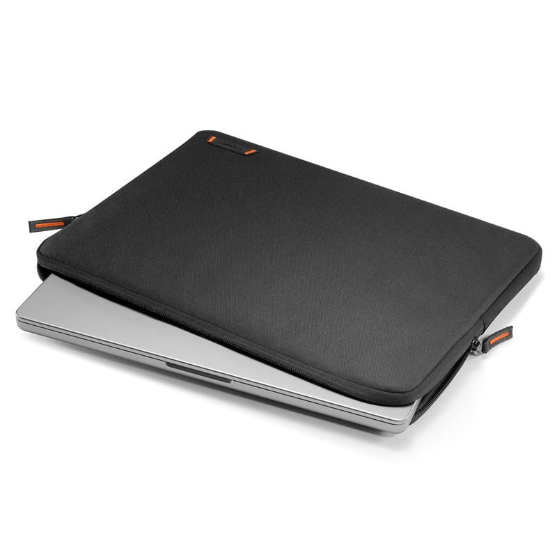 Spigen Basic MacBook / Laptop Sleeve 16" - 38.5 x 27 x 2 cm - Svart