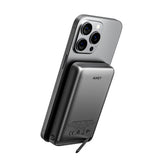 Aukey MagFusion 10 000 mAh Powerbank med Trådlös Laddning & Stativfunktion - MagSafe / Qi2 Kompatibel - Grå