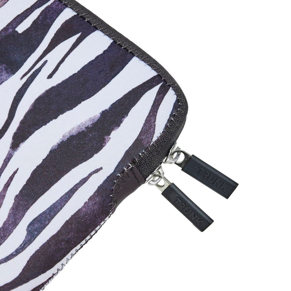 Trunk Neoprene Sleeve för MacBook 13" (30.5 x 21.5 x 1.5 cm) - Zebra
