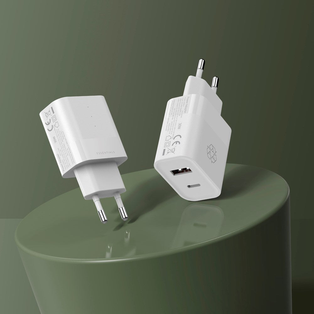 ËSSENTIALS by Upström PD 30W Återvunnen Plast Väggladdare med USB-C og USB-A - Vit