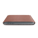 Woolnut MacBook Pro 16" M4 / M3 / M2 / M1 (2024 - 2021) Äkta Läder Folio Sleeve - 27.5 x 37.5 cm - Brun